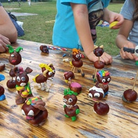 Školní družina - tvoříme z kaštanů na školní zahradě