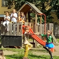 Ukázka akrobatického rock and rollu na školní zahradě